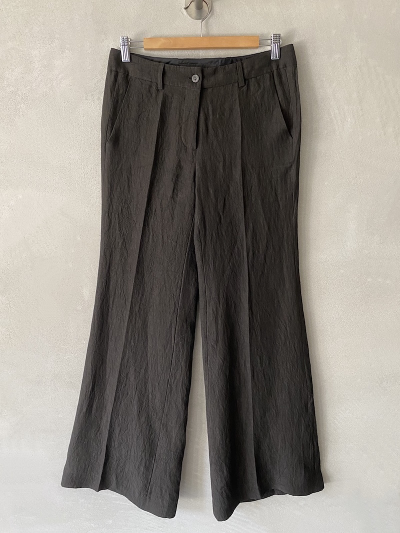 Pantaloni marrone a gamba dritta leggermente svasata con vita bassa e tasche a filetto, chiusura con bottone e zip Marina Lari