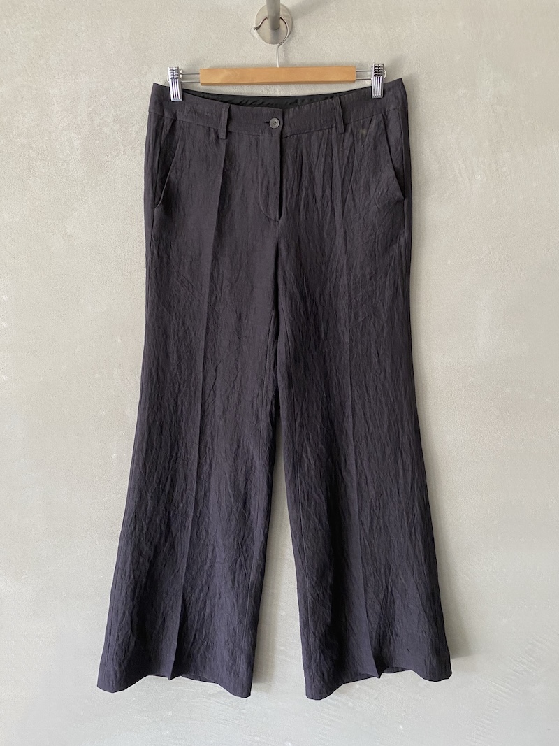 Pantaloni prugna a gamba dritta leggermente svasata con vita bassa e tasche a filetto, chiusura con bottone e zip Marina Lari