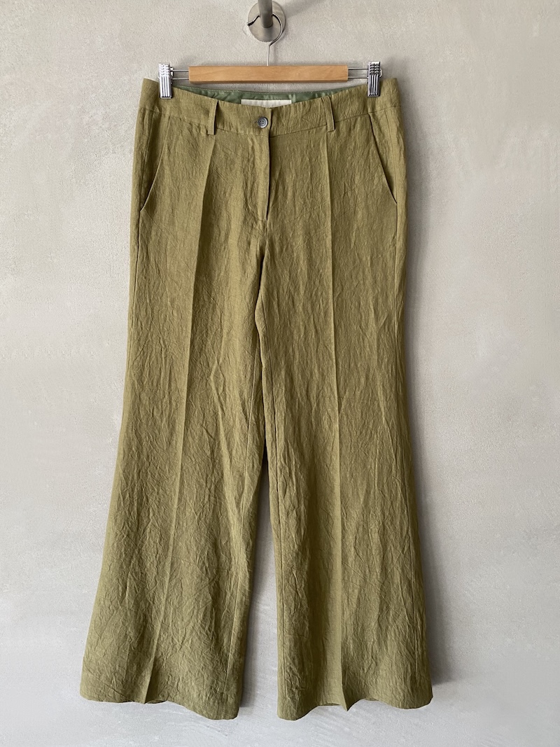 Pantaloni verde lime a gamba dritta leggermente svasata con vita bassa e tasche a filetto, chiusura con bottone e zip Marina Lari