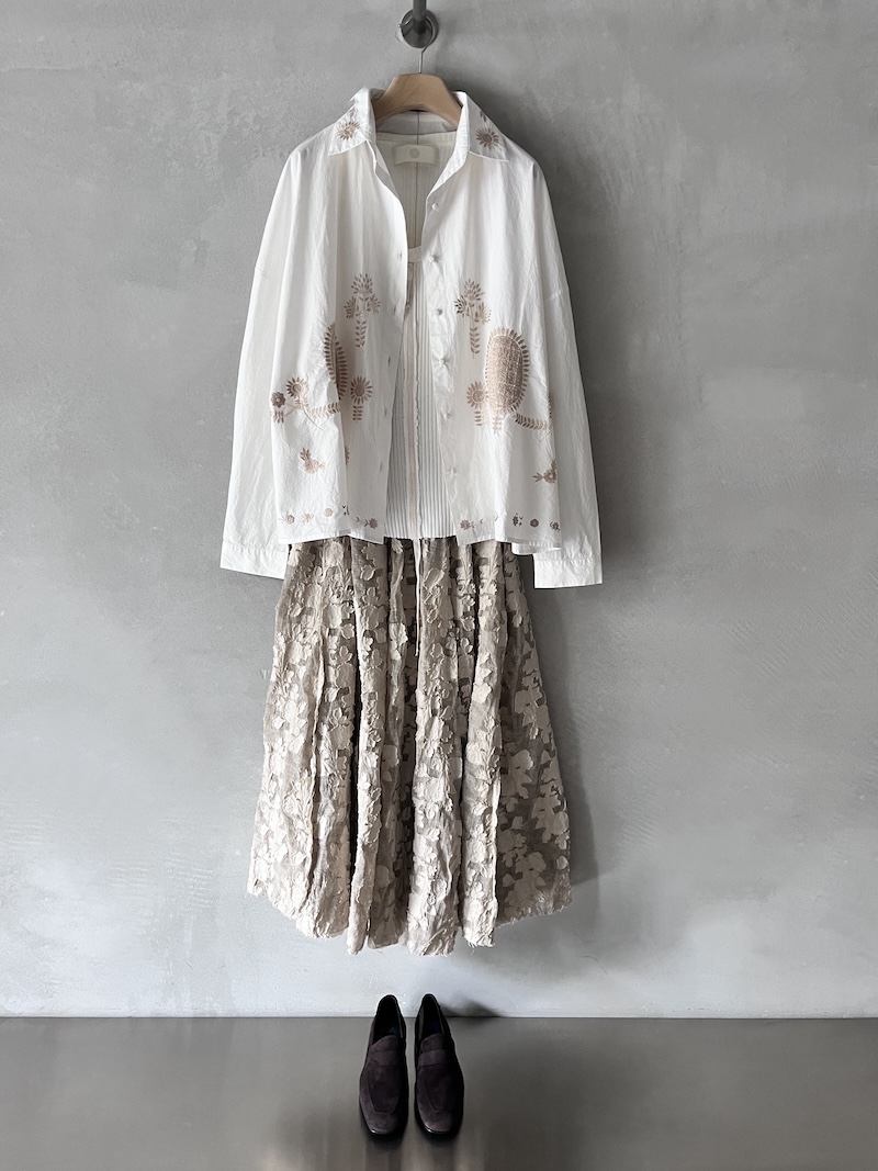 Thoughtfully selected pieces shaped by research and craftsmanship. Discover our selection and get inspired by our signature looks