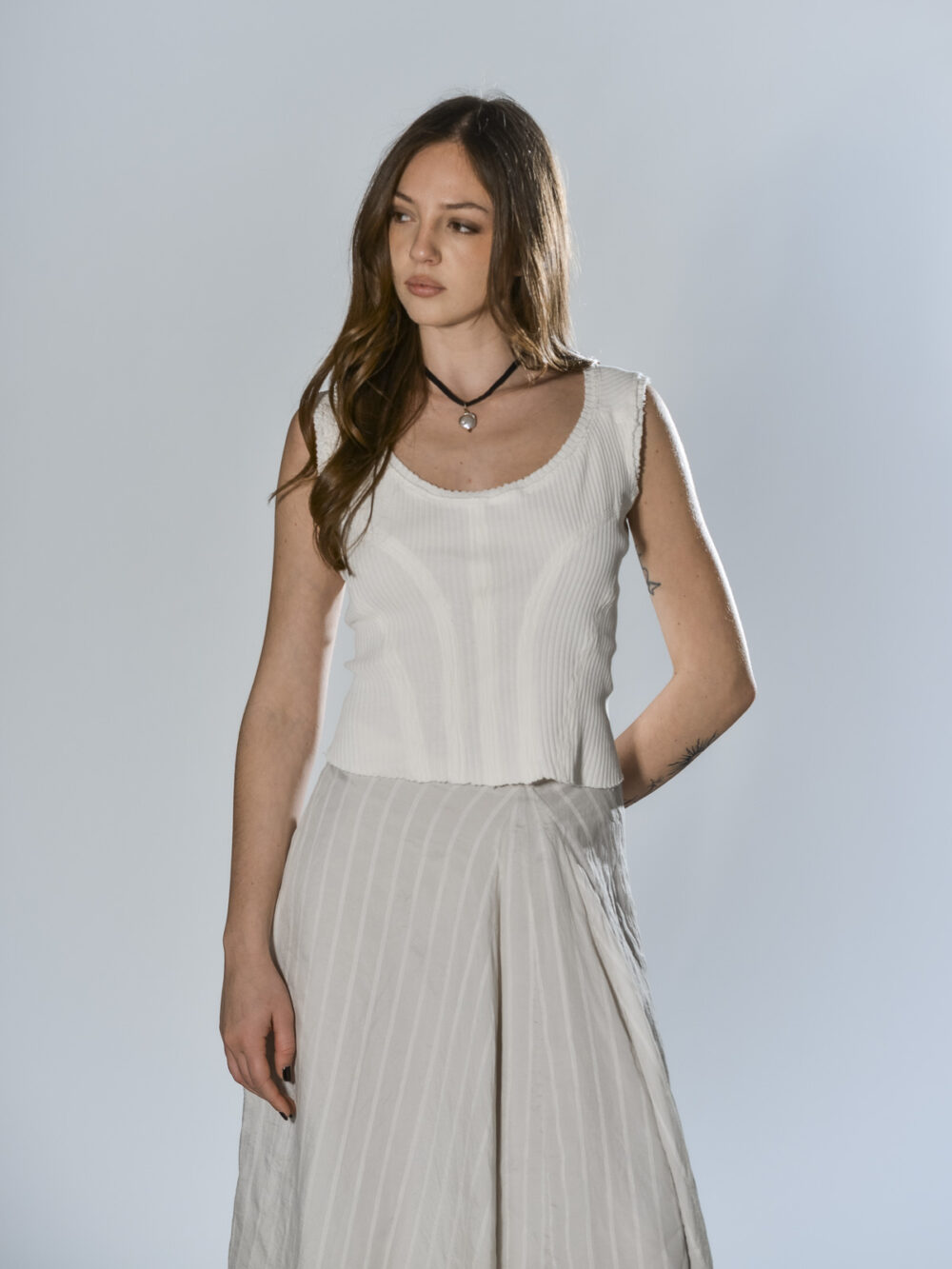 Top bianco latte in cotone a costine con scollo ampio arrotondato e cuciture decorative, linea aderente Marc Le Bihan
