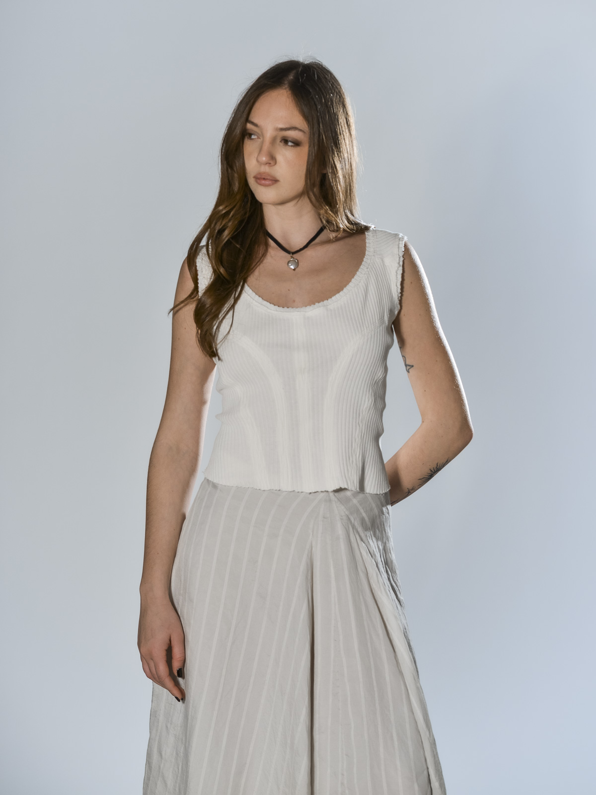 Top bianco latte in cotone a costine con scollo ampio arrotondato e cuciture decorative, linea aderente Marc Le Bihan