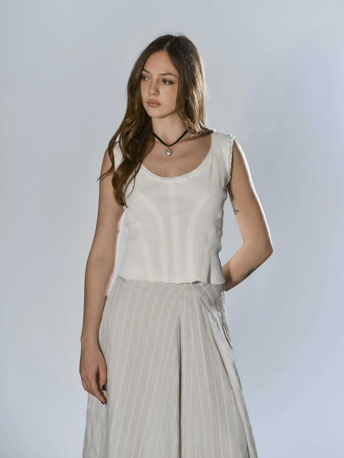Top bianco latte in cotone a costine con scollo ampio arrotondato e cuciture decorative, linea aderente Marc Le Bihan