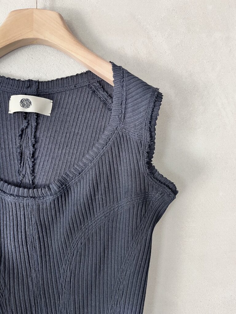 Top in cotone a costine blu senza maniche con scollo ampio e cuciture sagomate Marc Le Bihan 2