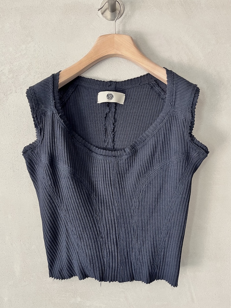Top in cotone a costine colore blu con scollo ampio arrotondato, senza maniche, cuciture sagomate a vista e finiture a taglio vivo Marc Le Bihan