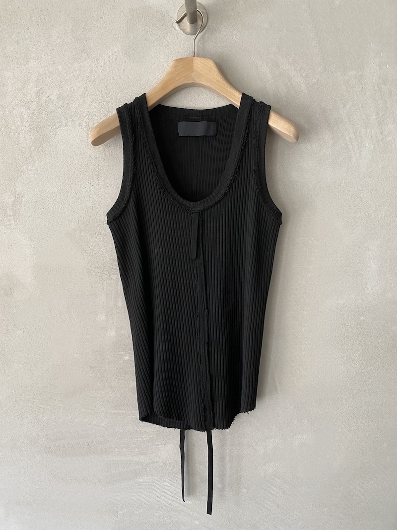 Top nero in cotone a costine con scollo ampio arrotondato e cucitura centrale con nastro, linea aderente Marc Le Bihan