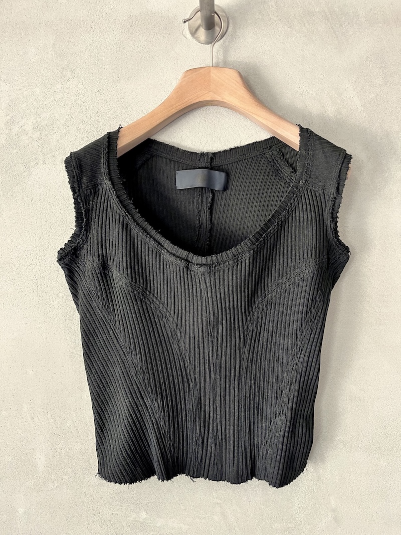 Top nero in cotone a costine con cuciture decorative Marc Le Bihan 1