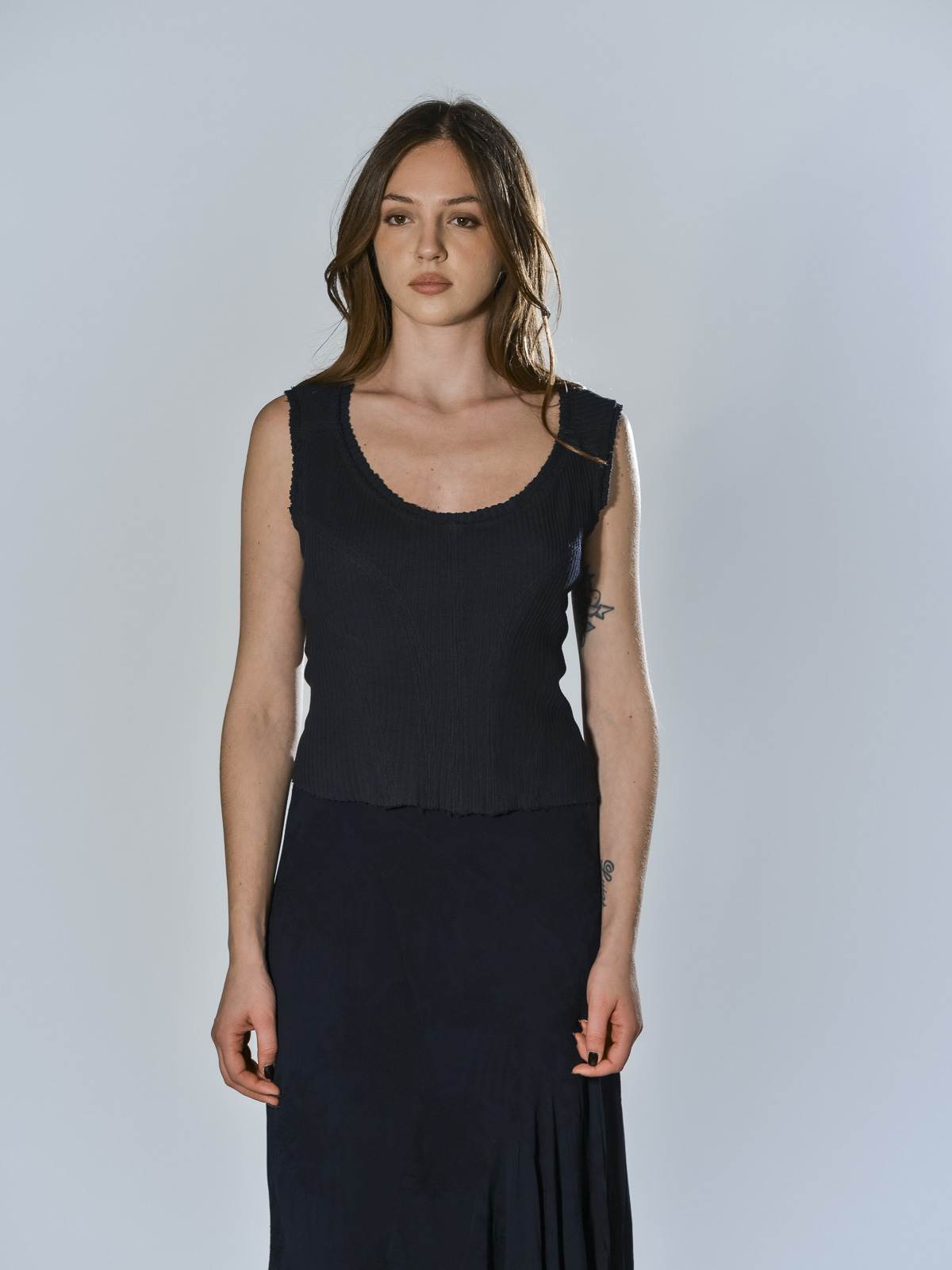 Top in cotone a costine senza maniche con scollo arrotondato e cuciture decorative a vista colore nero - MARC LE BIHAN