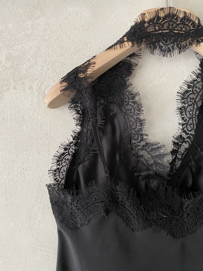 Top nero in seta taglio sbieco con pizzo e scollo a V Gold Hawk 1