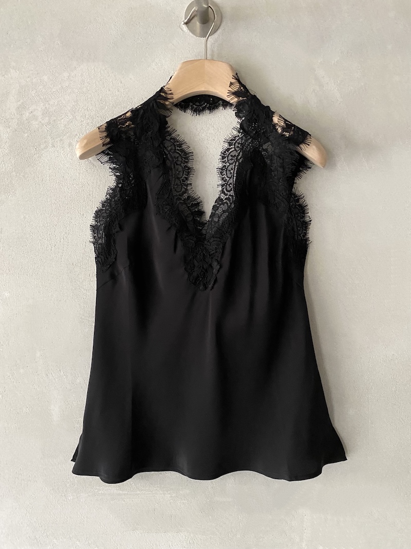Top nero in seta tagliato in sbieco con scollo a V e rifiniture in pizzo nero Gold Hawk