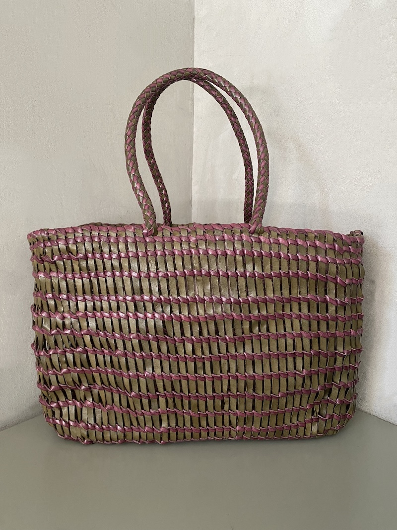 Borsa basket TERRAFINO in pelle intrecciata a mano colore kaki/prugna, larghezza 33 cm, altezza 23 cm, profondità 12 cm, lunghezza manico 47 cm – Dragon