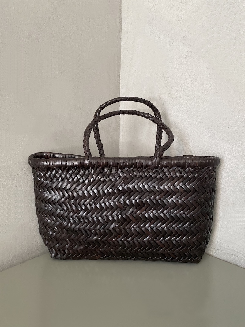 Borsa mini basket MINI FLAT GORA in pelle intrecciata a mano colore marrone, larghezza 22 cm, altezza 18 cm, profondità 6 cm, lunghezza manico 31 cm – Dragon Diffusion