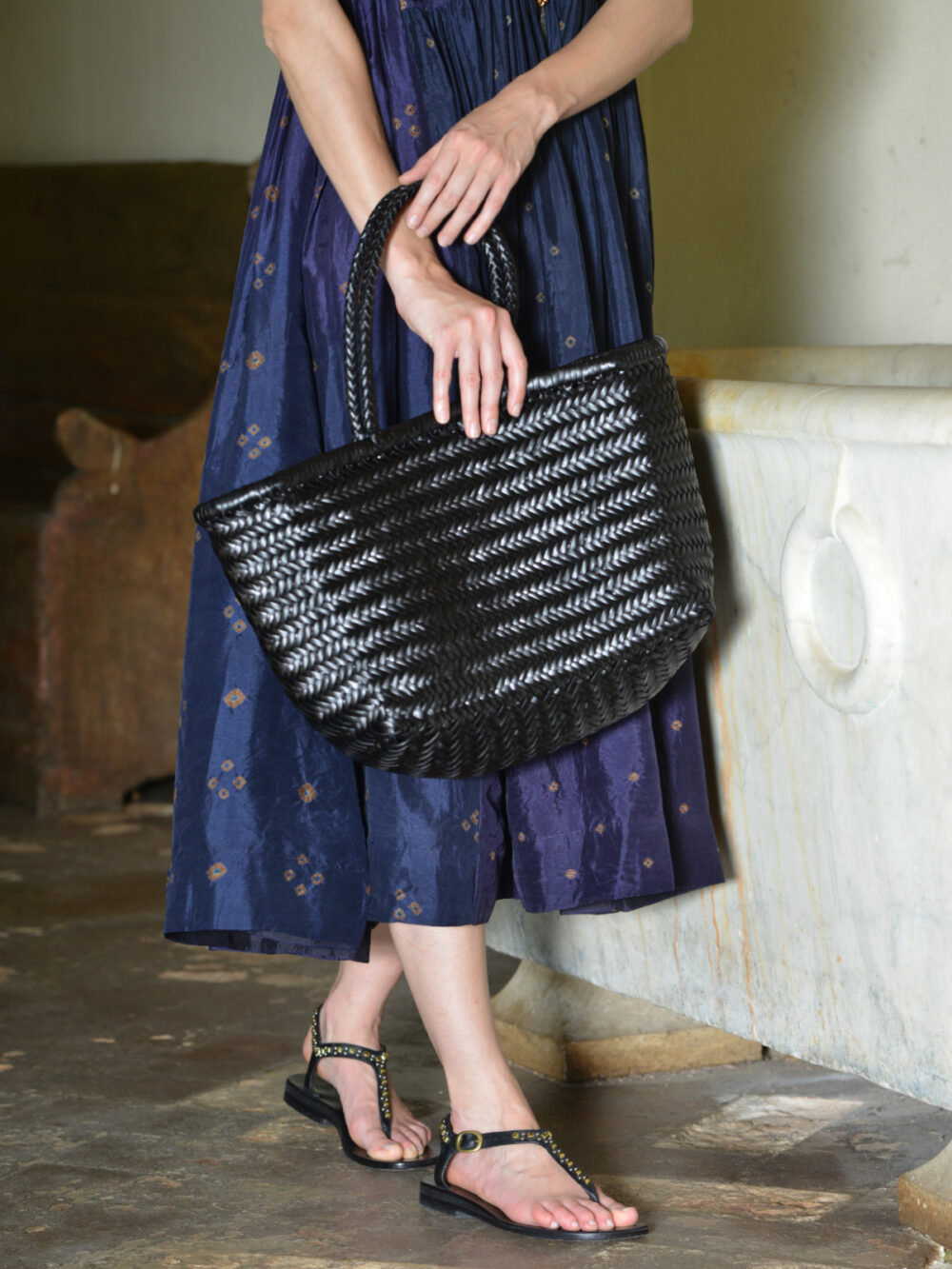Borsa mini basket MINI FLAT GORA in pelle intrecciata a mano colore nero, larghezza 22 cm, altezza 18 cm, profondità 6 cm, lunghezza manico 31 cm – Dragon Diffusion
