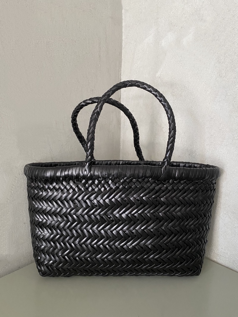 Borsa mini basket MINI FLAT GORA in pelle intrecciata a mano colore nero, larghezza 22 cm, altezza 18 cm, profondità 6 cm, lunghezza manico 31 cm – Dragon Diffusion