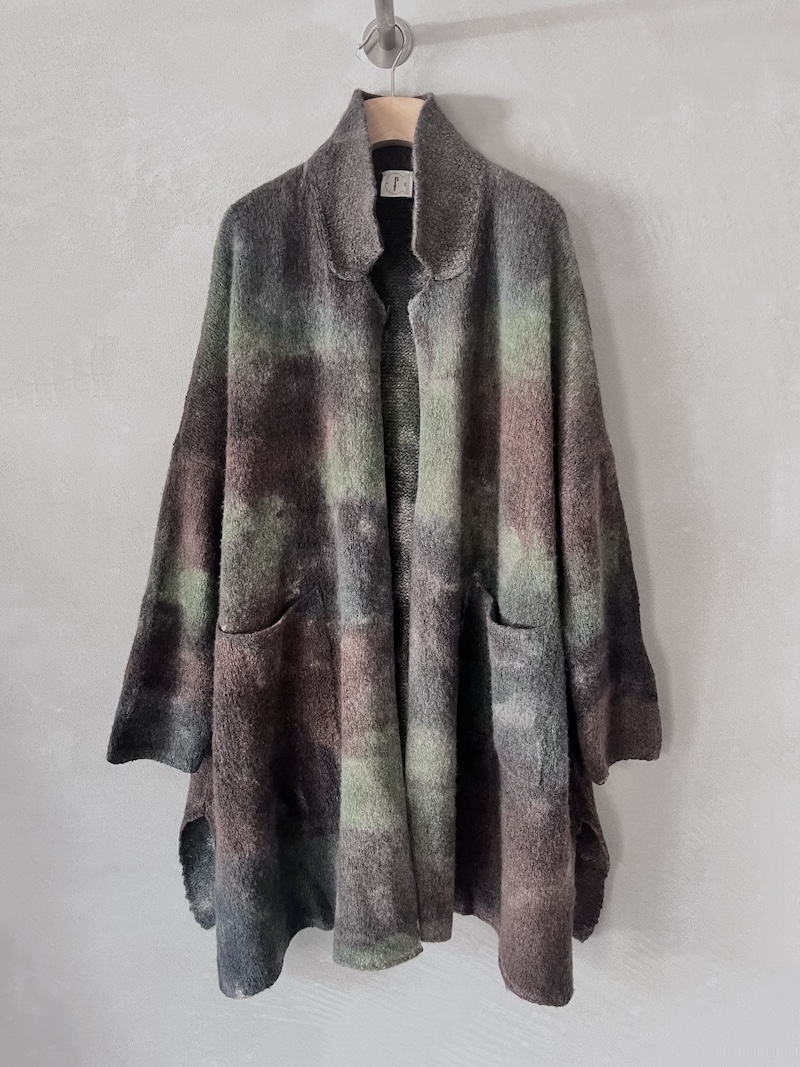 Cappotto cardigan oversize camouflage F Cashmere in cashmere dipinto a mano, con spalla calata e tasche applicate
