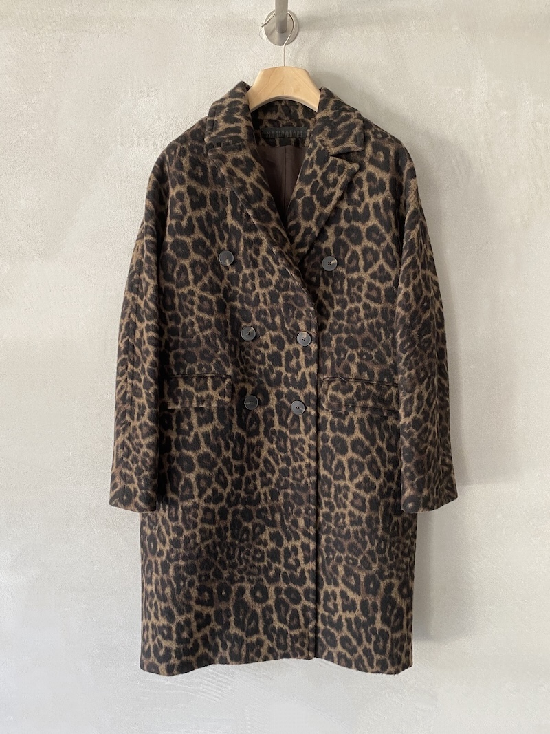 Cappotto doppiopetto maculato con revers classico, sei bottoni, tasche a filetto con patta e lunghezza al ginocchio, Marina Lari.