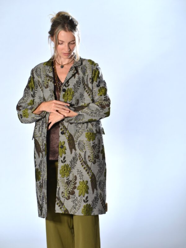 Cappotto oversize multicolor in tessuto jacquard con motivo floreale, colletto classico, chiusura a cinque bottoni e tasche a filetto con patta, Marina Lari.