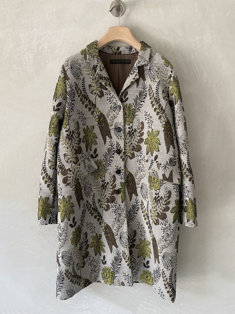 Cappotto oversize multicolor in tessuto jacquard con motivo floreale, colletto classico, chiusura a cinque bottoni e tasche a filetto con patta, Marina Lari.