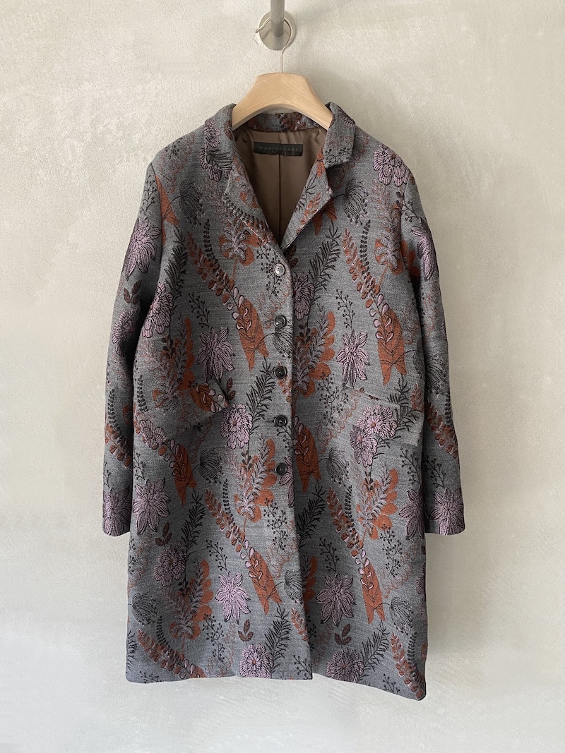 Cappotto oversize multicolor in tessuto jacquard con motivo floreale, colletto classico, chiusura a cinque bottoni e tasche a filetto con patta, Marina Lari.