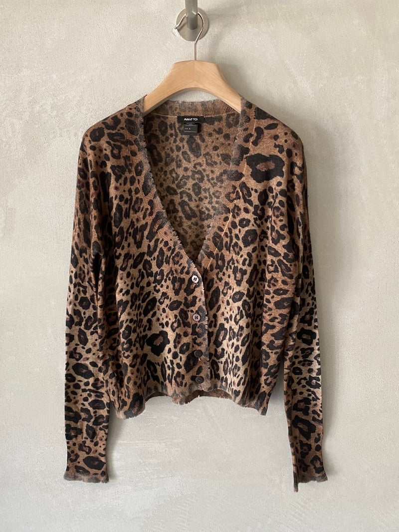 Cardigan leggero color cammello Avant Toi in cashmere e lana con stampa maculata, dipinto a mano e rifinito con bordi sfilacciati