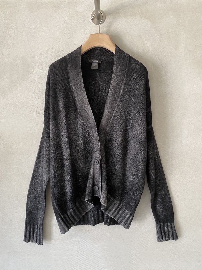 Cardigan over grigio scuro in lana merino extrafine, cashmere e seta, dipinto a mano con effetto sfumato, scollo a V profondo e tre bottoni, Avant Toi.