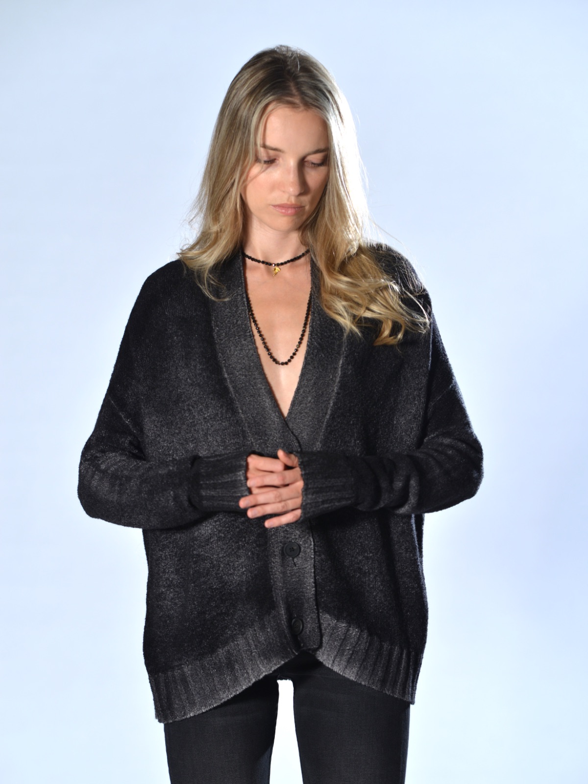 Cardigan over grigio scuro in lana merino extrafine, cashmere e seta, dipinto a mano con effetto sfumato, scollo a V profondo e tre bottoni, Avant Toi.
