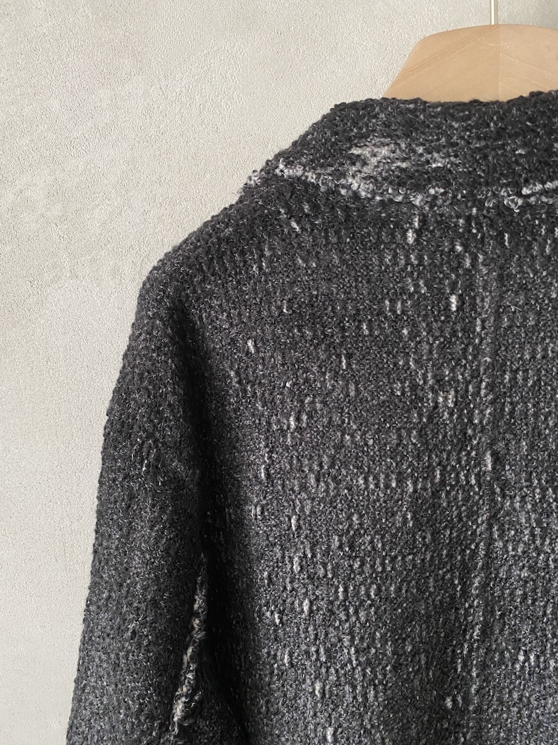 Giacca over grigio scuro in maglia bouclé dipinta a mano Avant Toi