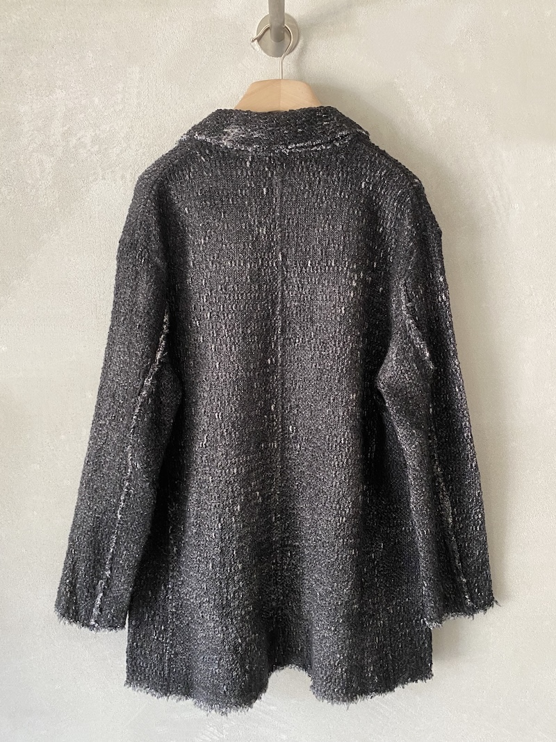 Giacca over grigio scuro in maglia bouclé dipinta a mano Avant Toi