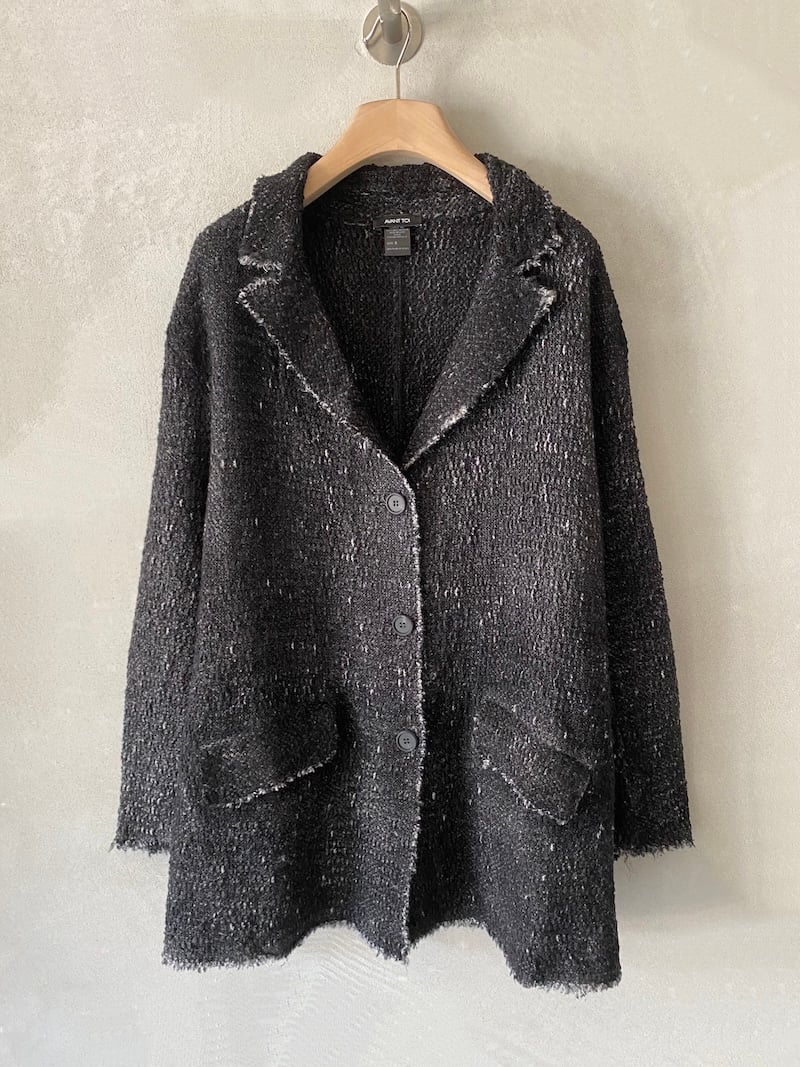 Giacca over grigio scuro in maglia bouclé di lana merino extrafine, cashmere, cotone e seta, dipinta a mano con effetto sfumato, Avant Toi.