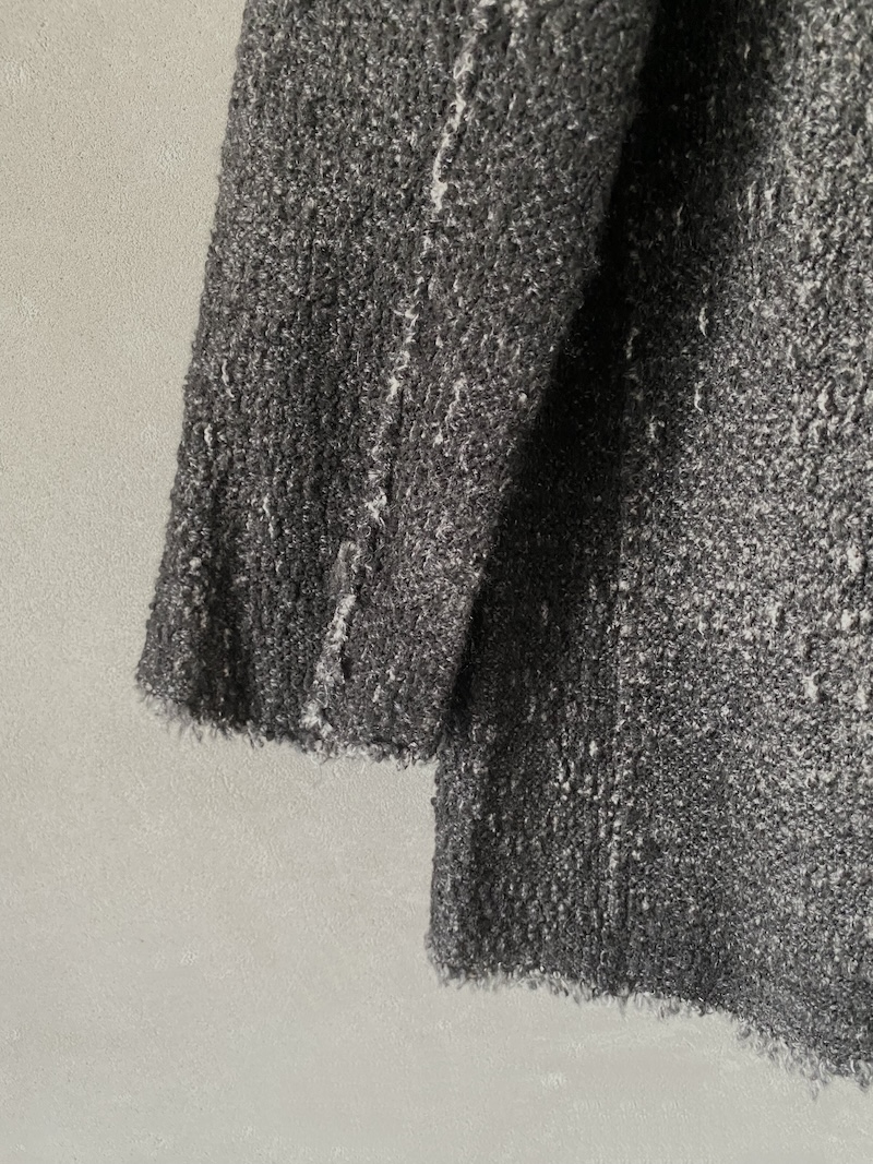 Giacca over grigio scuro in maglia bouclé dipinta a mano Avant Toi