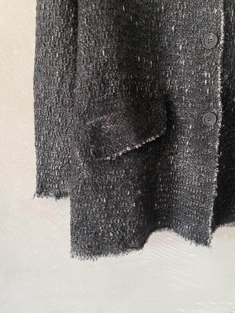 Giacca over grigio scuro in maglia bouclé dipinta a mano Avant Toi