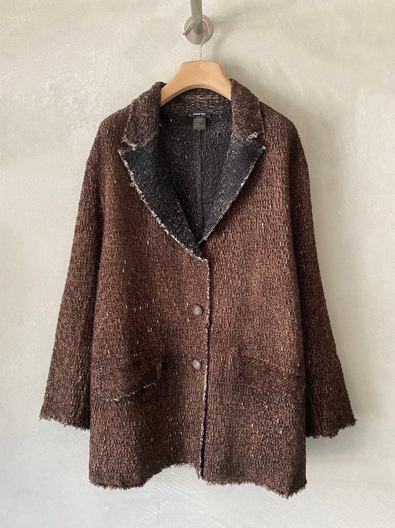 Giacca over marrone e nera in maglia bouclé di lana merino extrafine, cashmere, cotone e seta, dipinta a mano con effetto sfumato, Avant Toi.