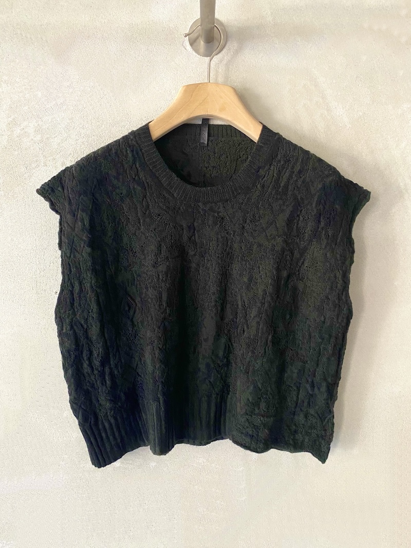 Gilet crop verde in maglia con lavorazione a rilievo, trattamento sfumato a mano, girocollo a costine e spalla scesa, Serie Numerica.