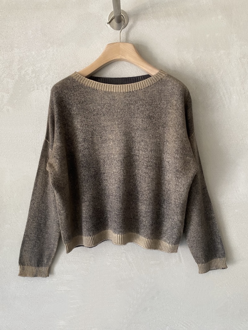 Maglia boxy beige in cashmere dipinto a mano con effetto sfumato, spalla calata, maniche lunghe e scollo tondo ampio, F Cashmere.