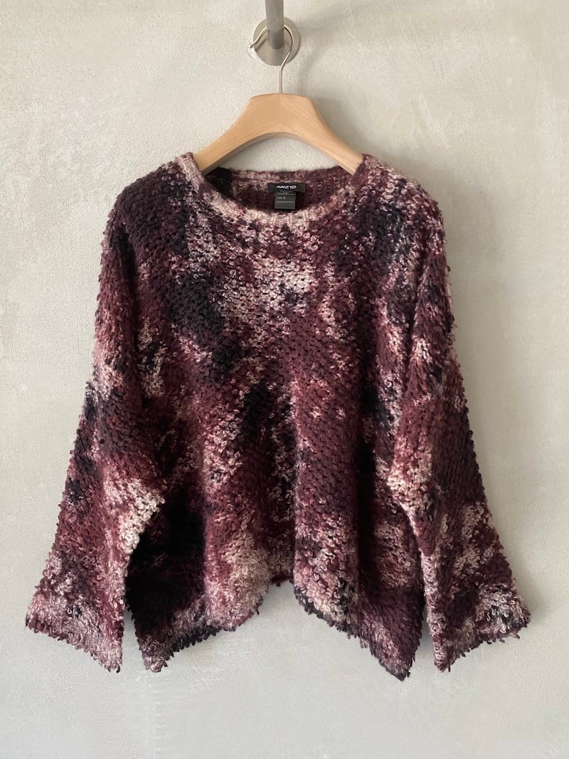 Maglia oversize boxy bordeaux Avant Toi in cashmere e seta bouclé, dipinta a mano con effetto sfumato, scollo tondo e spalla calata