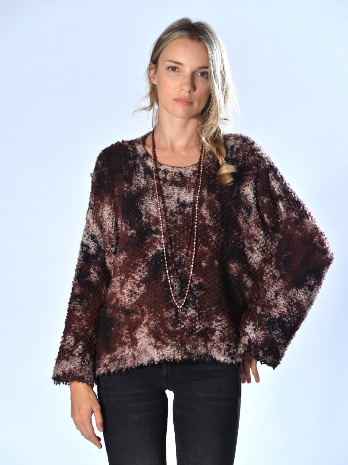 Maglia oversize boxy bordeaux Avant Toi in cashmere e seta bouclé, dipinta a mano con effetto sfumato, scollo tondo e spalla calata