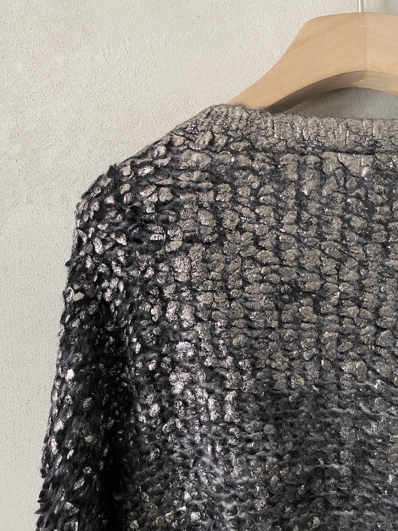Maglia boxy nera in cashmere e seta laminata argento Avant Toi