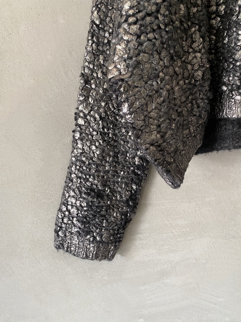 Maglia boxy nera in cashmere e seta laminata argento Avant Toi