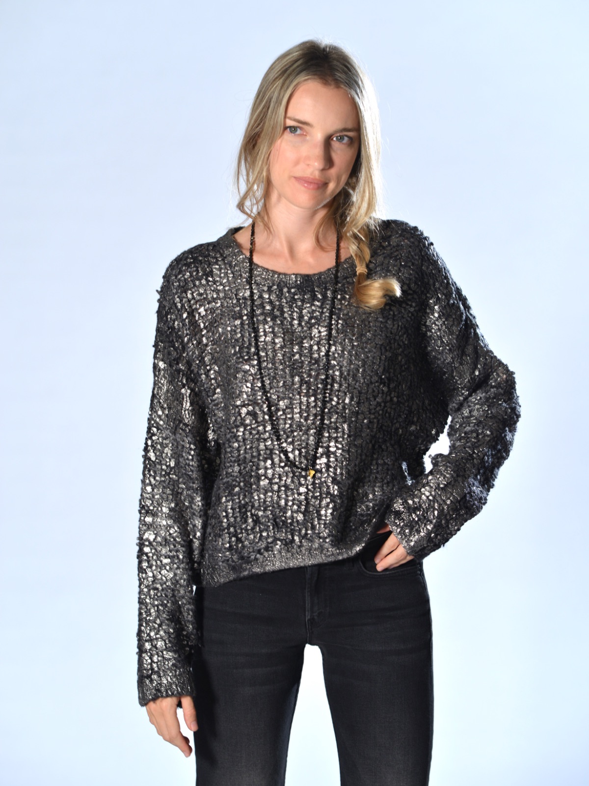 Maglia oversize boxy nera Avant Toi in cashmere e seta con lavorazione a rilievo laminata argento, ampio scollo tondo e spalla calata
