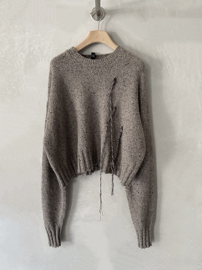 Maglia crop beige in cashmere mélange effetto Donegal con collo tondo, spalla calata, cuciture esterne a vista e fondo a taglio vivo, Serie Numerica.