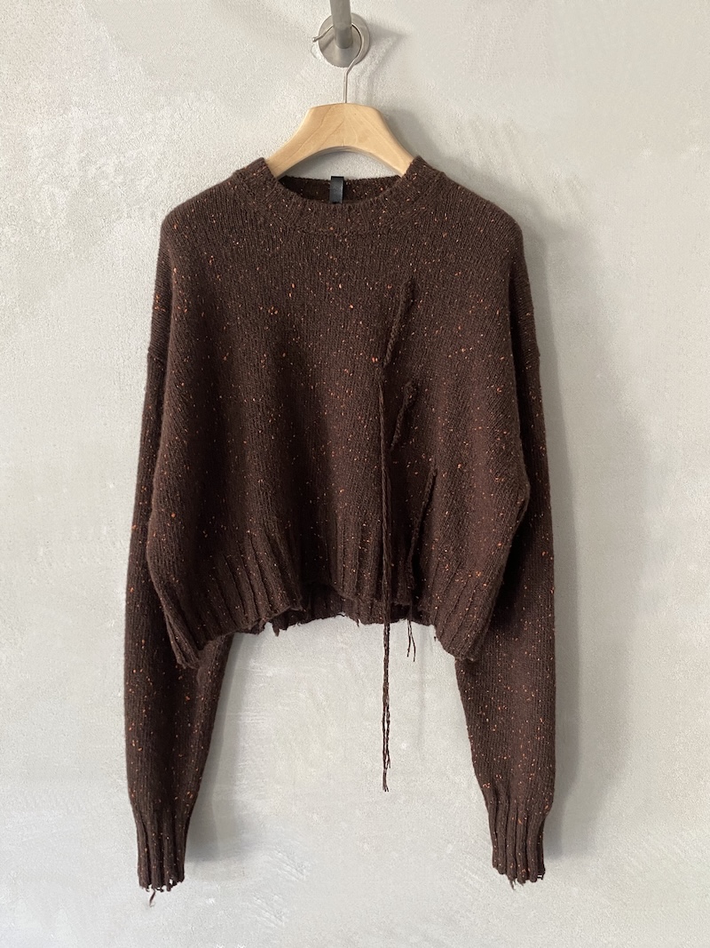 Maglia crop marrone in cashmere mélange effetto Donegal con collo tondo, spalla calata, cuciture esterne a vista e fondo a taglio vivo, Serie Numerica.