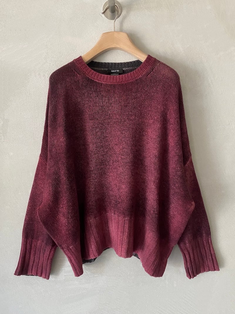 Maglia oversize bordeaux Avant Toi in cashmere dipinto a mano, con ampio scollo tondo e spalla calata