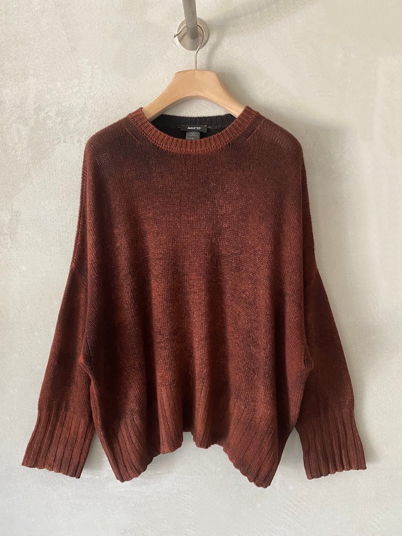 Maglia oversize color ruggine Avant Toi in cashmere dipinto a mano, con ampio scollo tondo e spalla calata