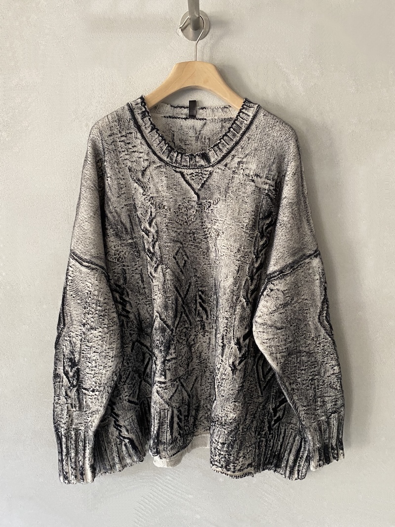 Maglione over bianco ecrù in lana merino con lavorazione a trecce, punti maglia misti e trattamento sfumato a mano, Serie Numerica.