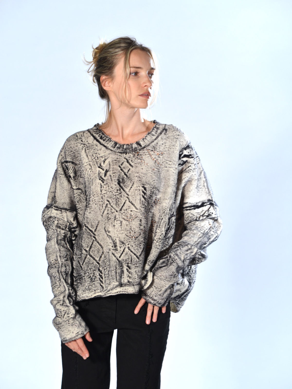Maglione over bianco ecrù in lana merino con lavorazione a trecce, punti maglia misti e trattamento sfumato a mano, Serie Numerica.
