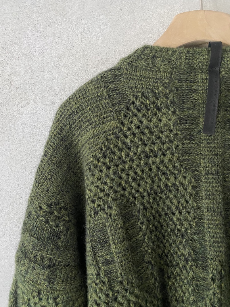 Maglione over boxy verde in lana merino Serie Numerica
