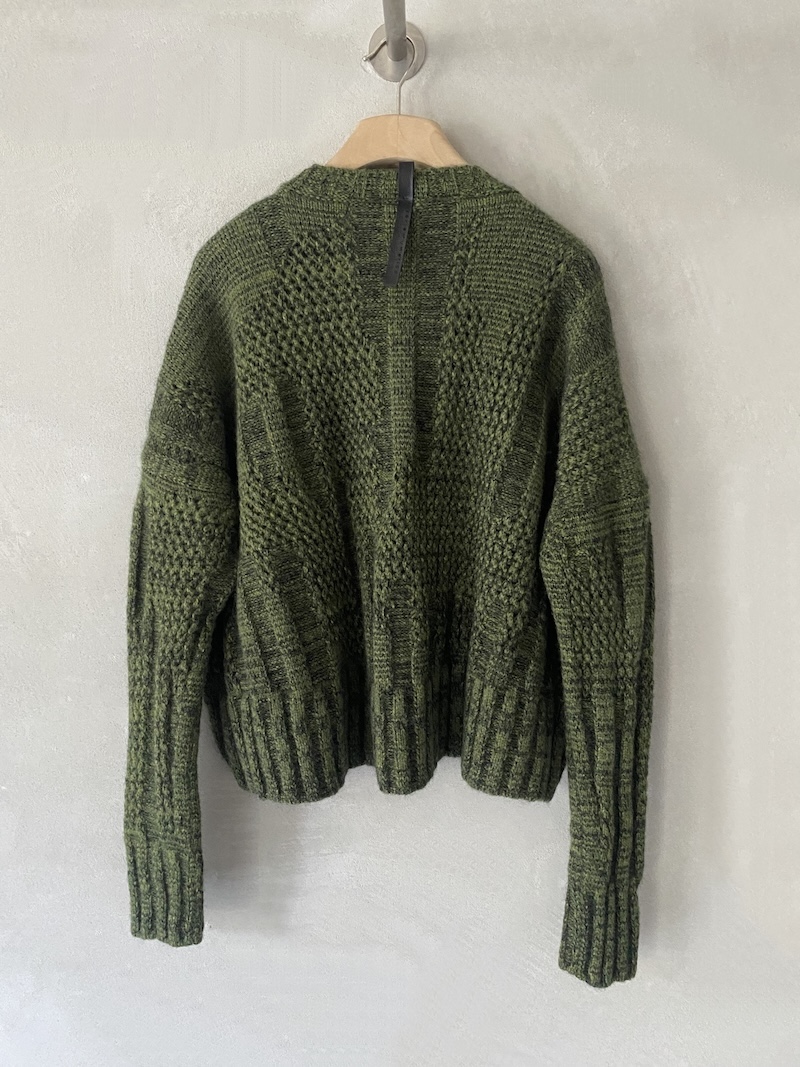 Maglione over boxy verde in lana merino Serie Numerica