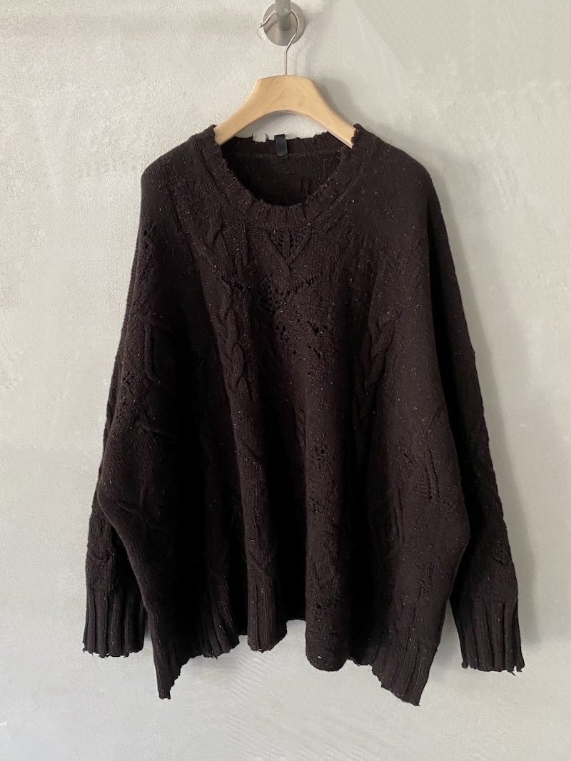 Maglione over marrone in lana merino con lavorazione a trecce e punti maglia misti, collo tondo, spalla calata e maniche lunghe, Serie Numerica.