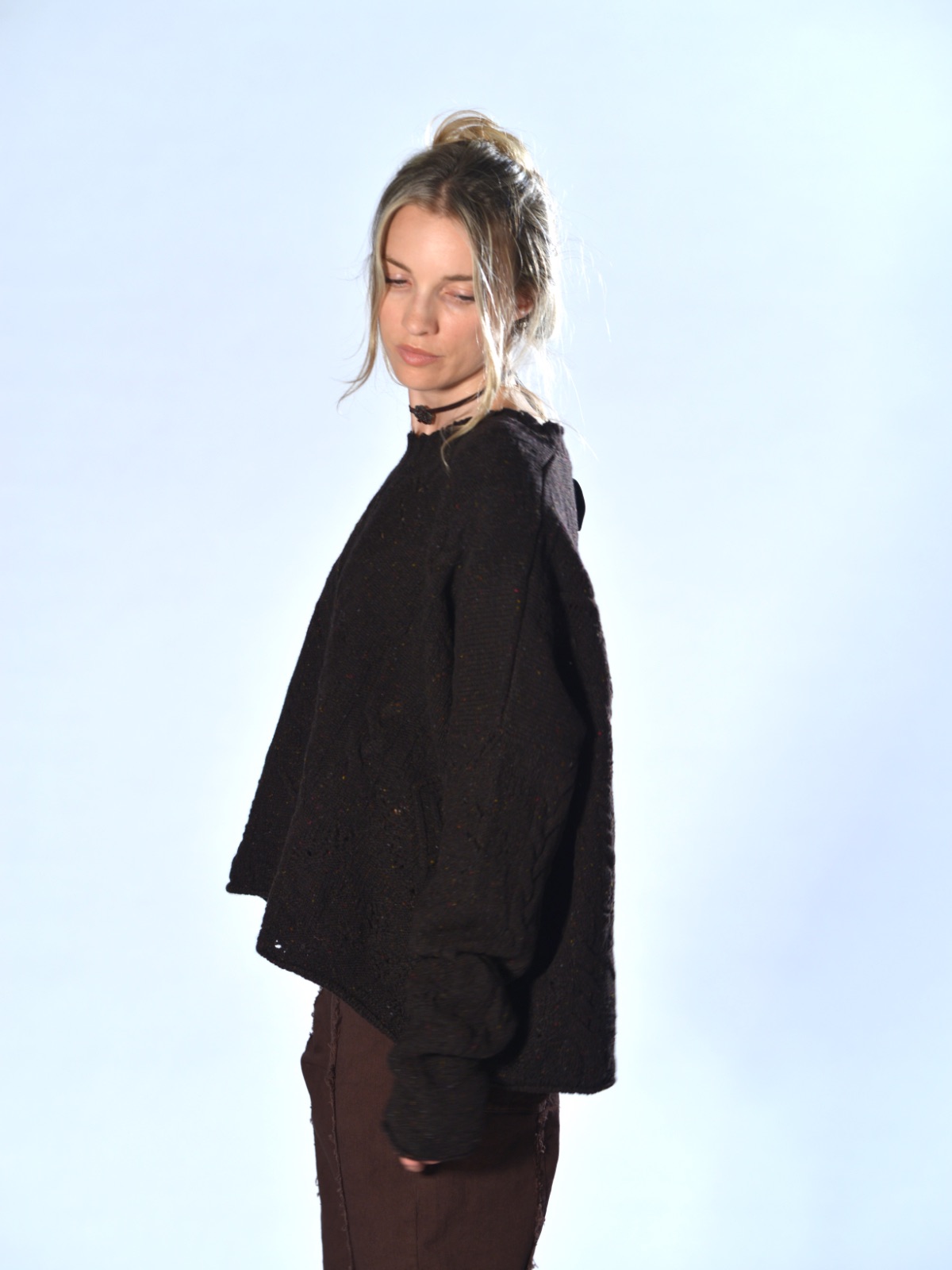 Maglione over marrone in lana merino con trecce Serie Numerica 1