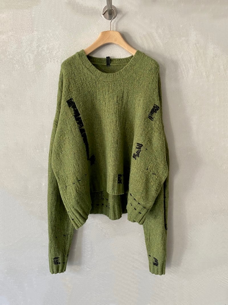 Maglione over verde in lana merino con lavorazione a punti maglia misti, inserti a contrasto, collo tondo, spalla calata e fondo più lungo sul retro, Serie Numerica.